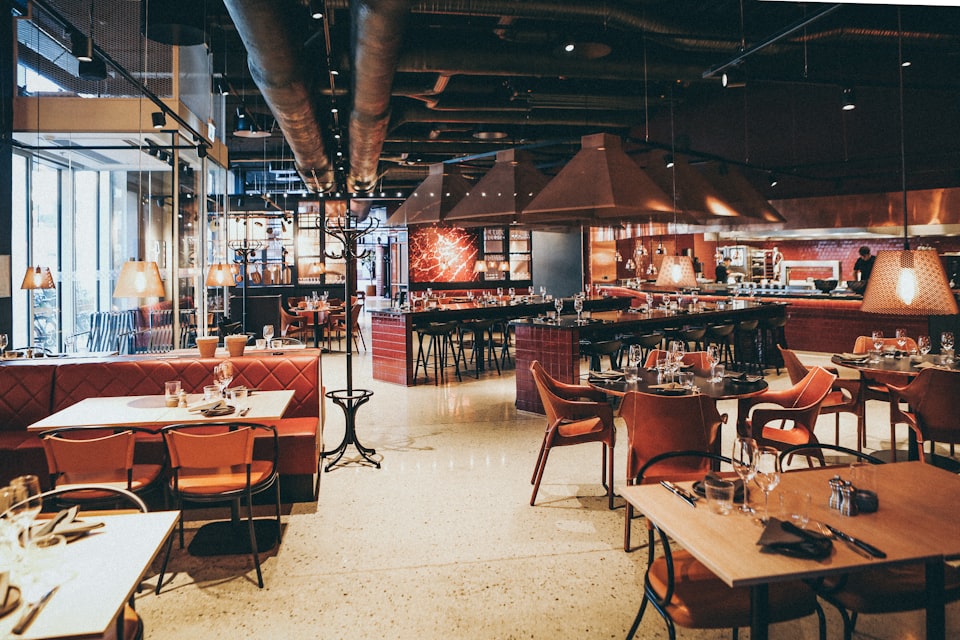 Restaurante com mesas e iluminação acolhedora