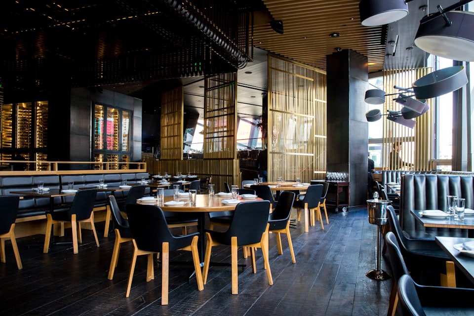 Mesas de um restaurante prontas para receber a turma